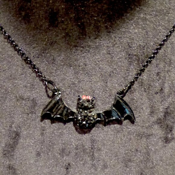 NEW 18” GOTHIC BEJEWELED VAMPIRE BAT WITH RED EYES CHOKER NECKLACE - Picture 8 of 9